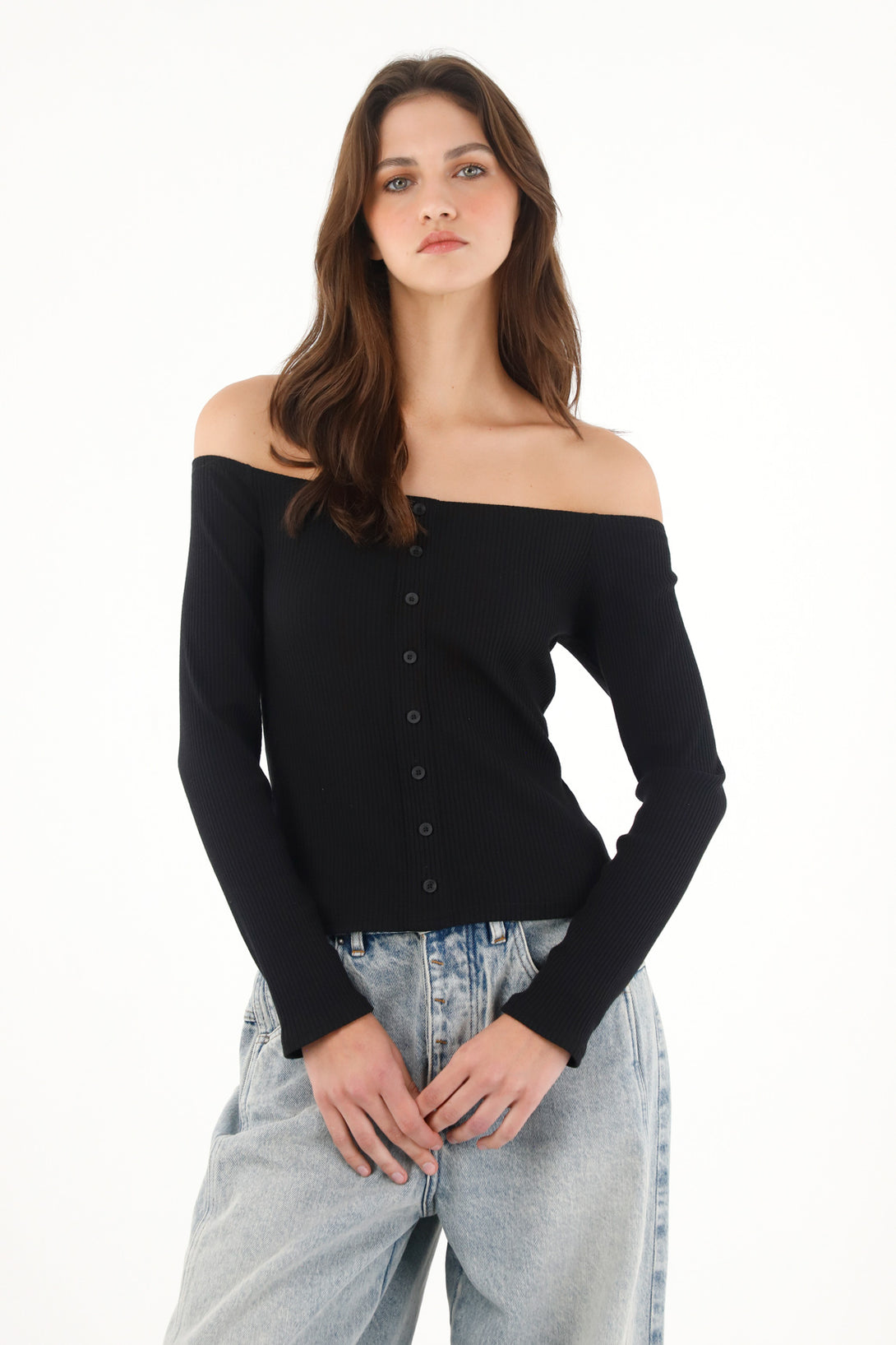 Camiseta cuello bandeja negra para mujer