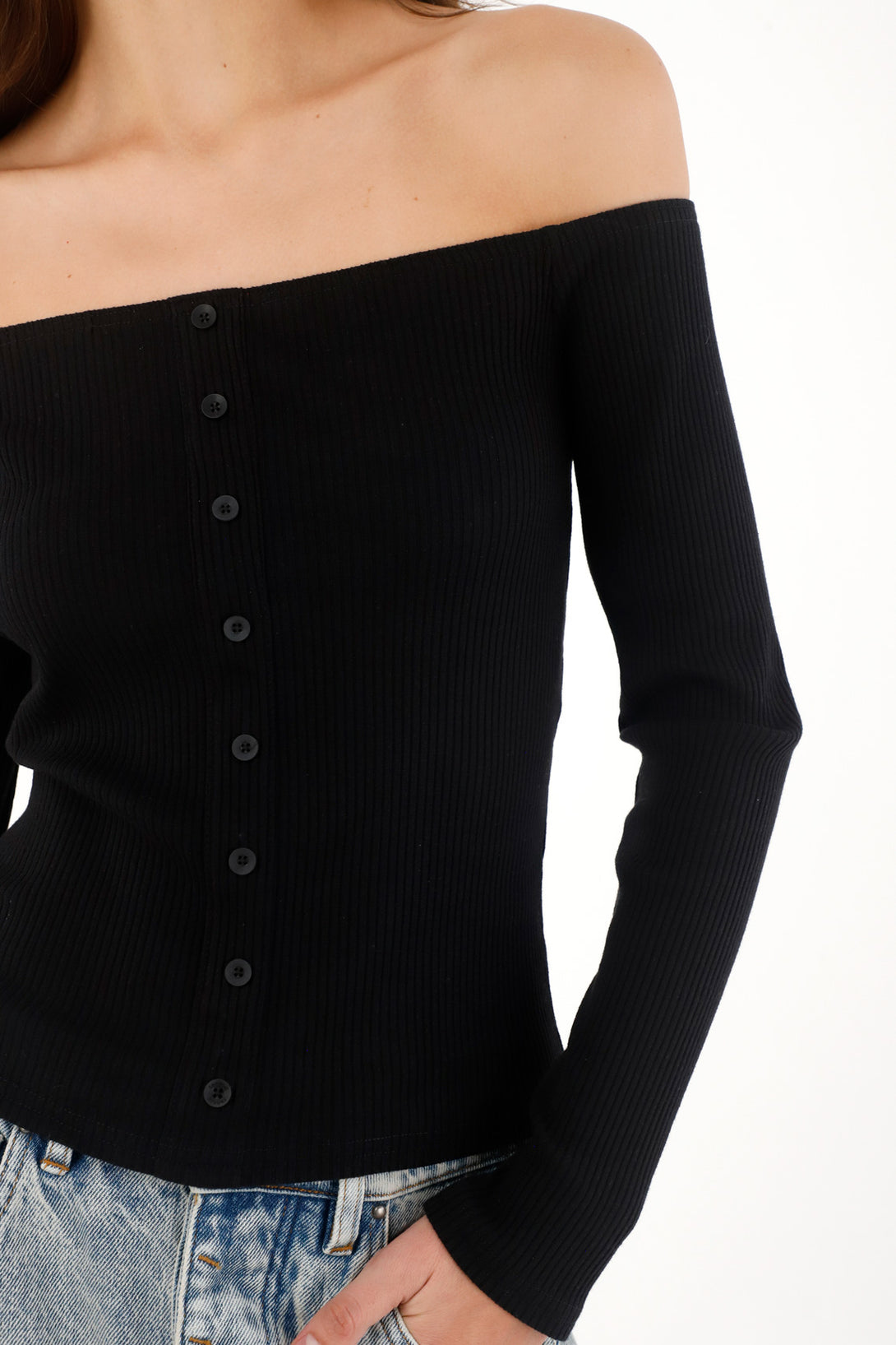 Camiseta cuello bandeja negra para mujer