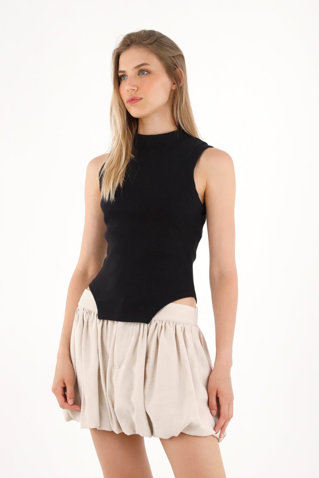 Camiseta manga sisa negra para mujer
