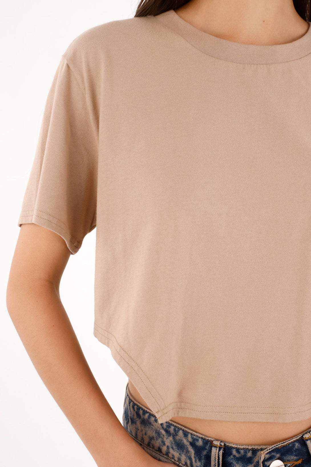 Camiseta amplia con cortes laterales café para mujer