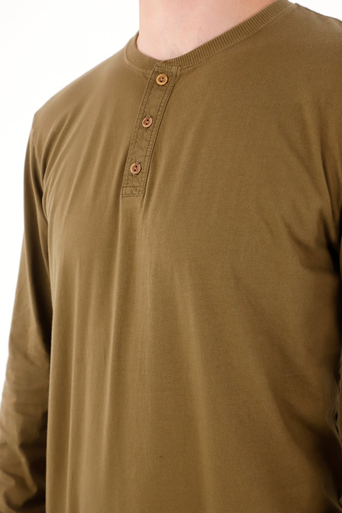 Camiseta manga larga con botones café para hombre