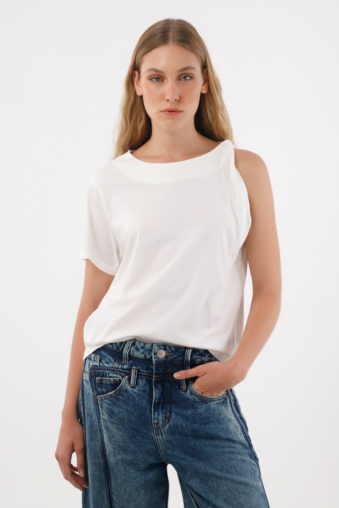 Camiseta con detalle entorchado en hombro crudo para mujer