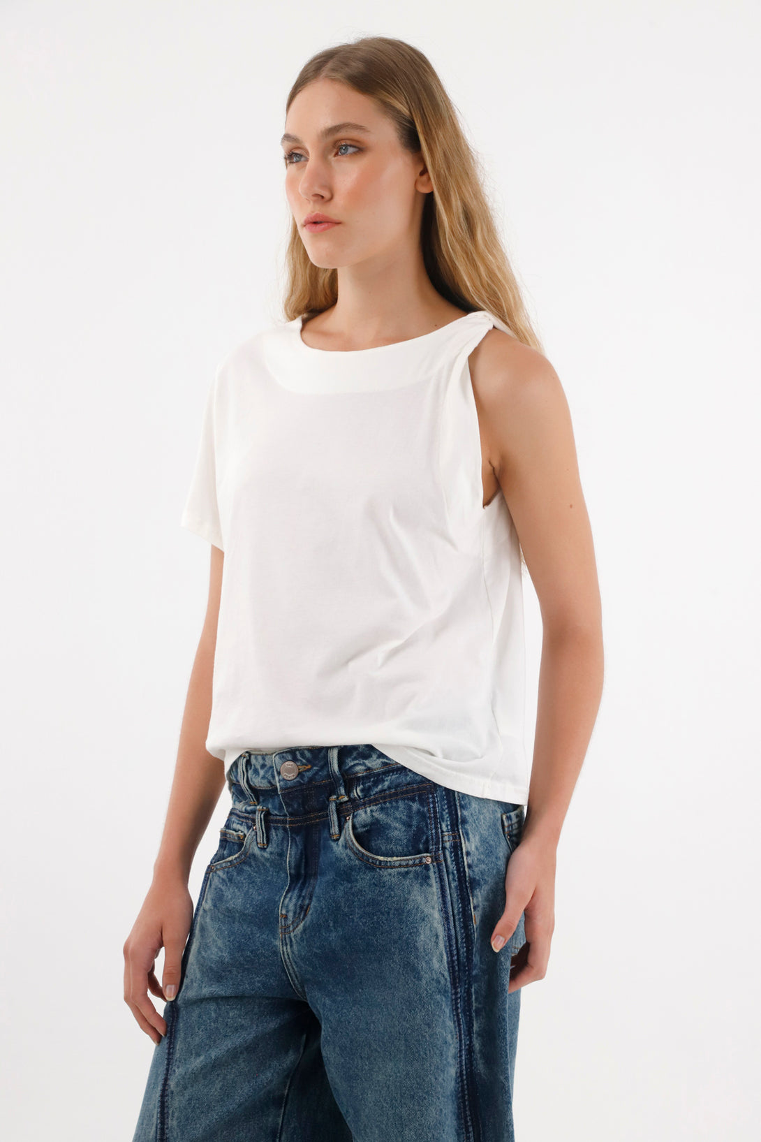 Camiseta con detalle entorchado en hombro crudo para mujer