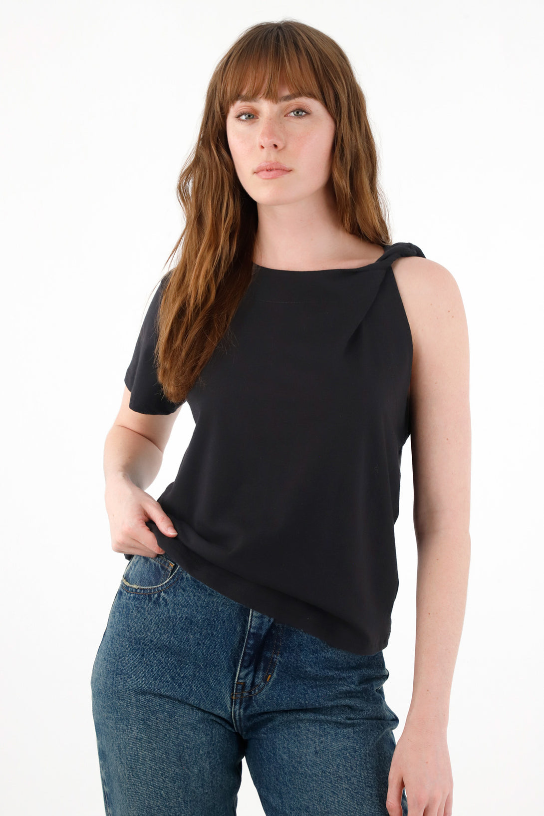 Camiseta con detalle entorchado en hombro negra para mujer