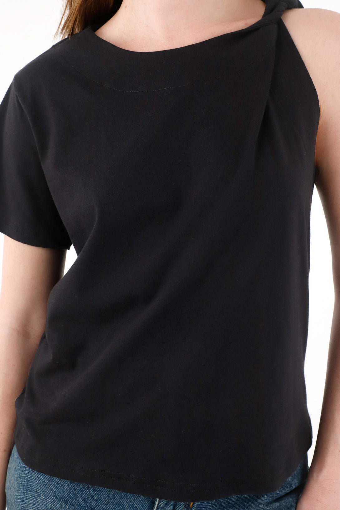 Camiseta con detalle entorchado en hombro negra para mujer