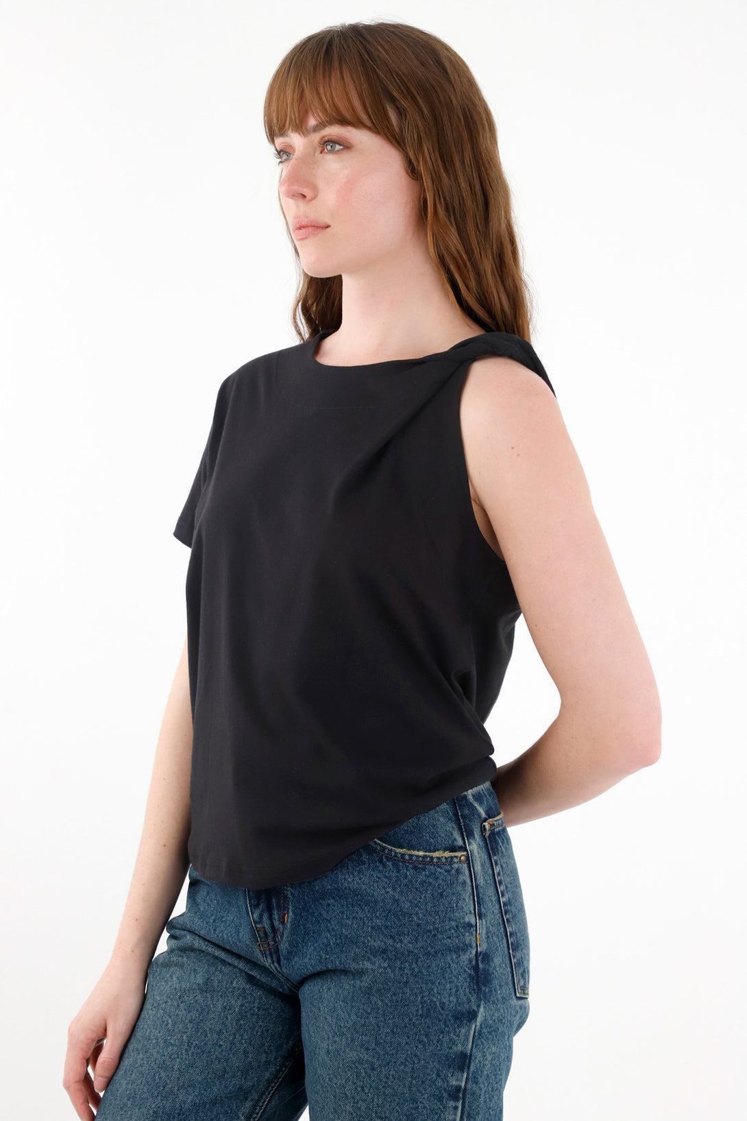 Camiseta con detalle entorchado en hombro negra para mujer