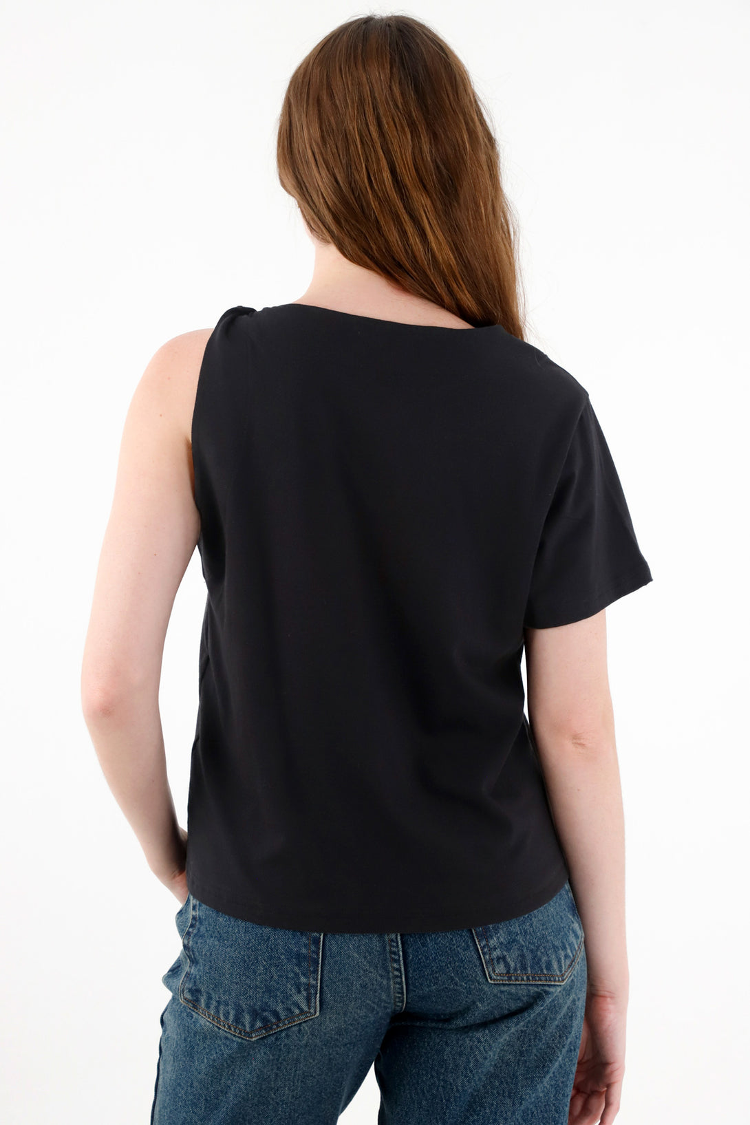 Camiseta con detalle entorchado en hombro negra para mujer