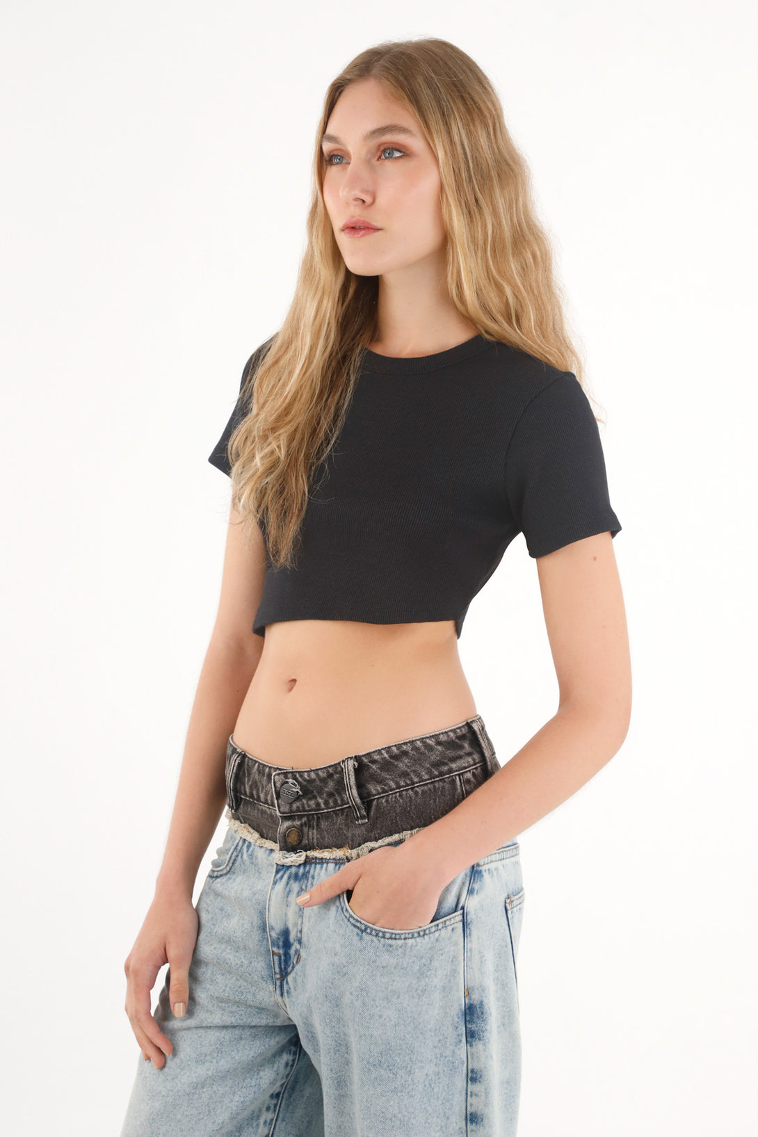 Camiseta manga corta en rib negra para mujer