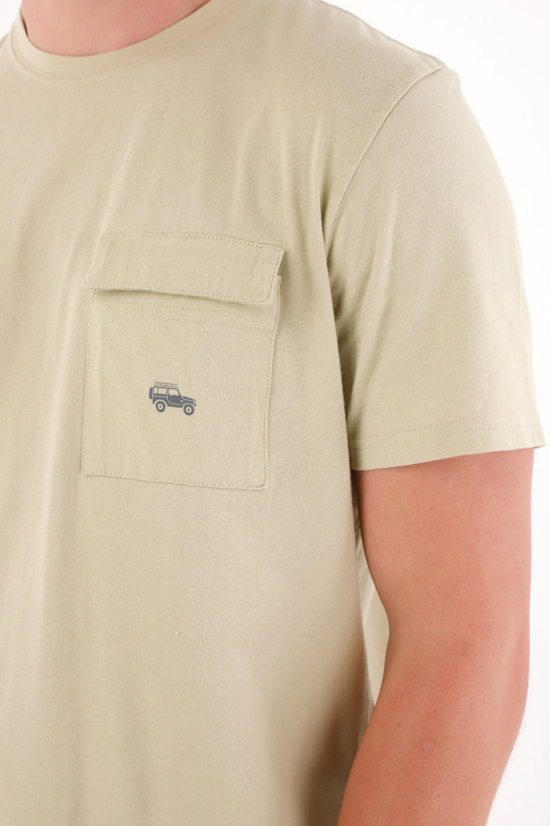 Camiseta con bolsillo de tapa café para hombre