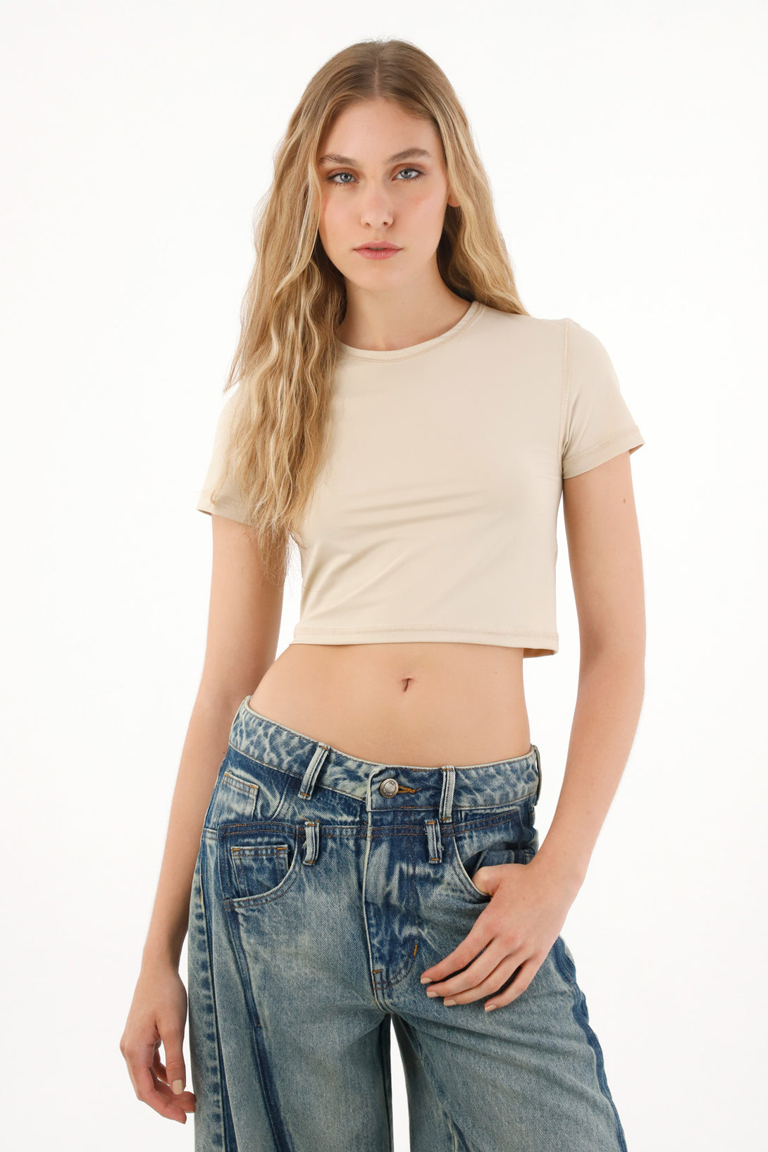 Camiseta ajustada tipo crop crudo para mujer