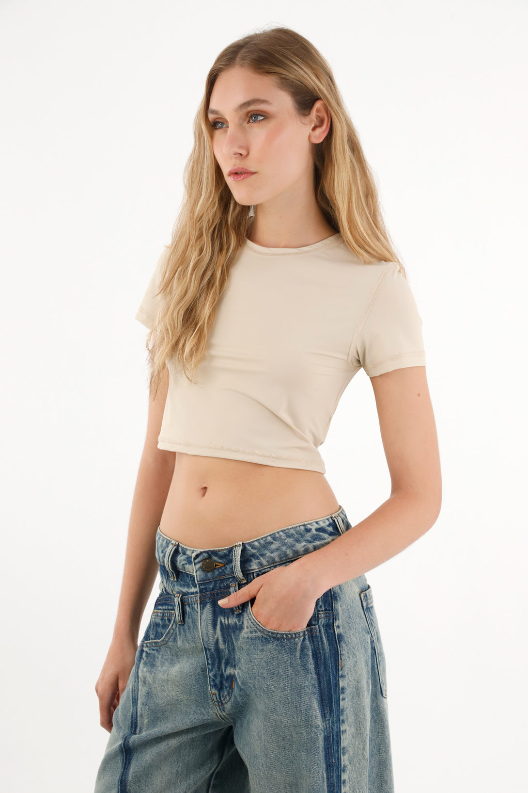 Camiseta ajustada tipo crop crudo para mujer