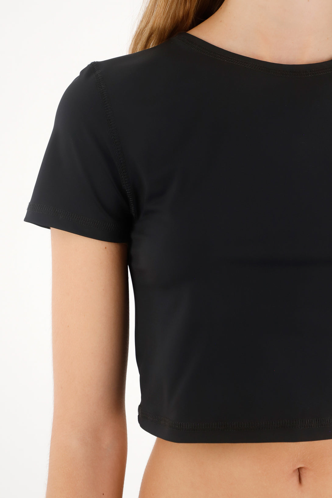 Camiseta manga corta de largo crop negra para mujer
