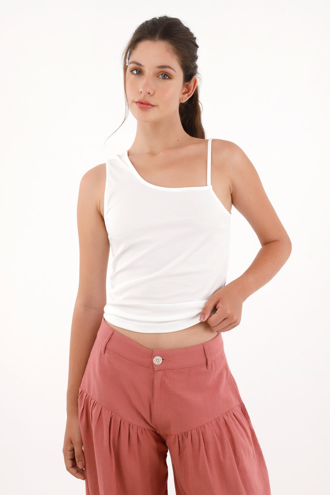 Camiseta de tiras asimétricas blanca para mujer