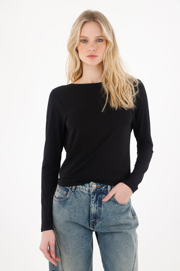 Camiseta en tejido liviano con escote en espalda negra para mujer