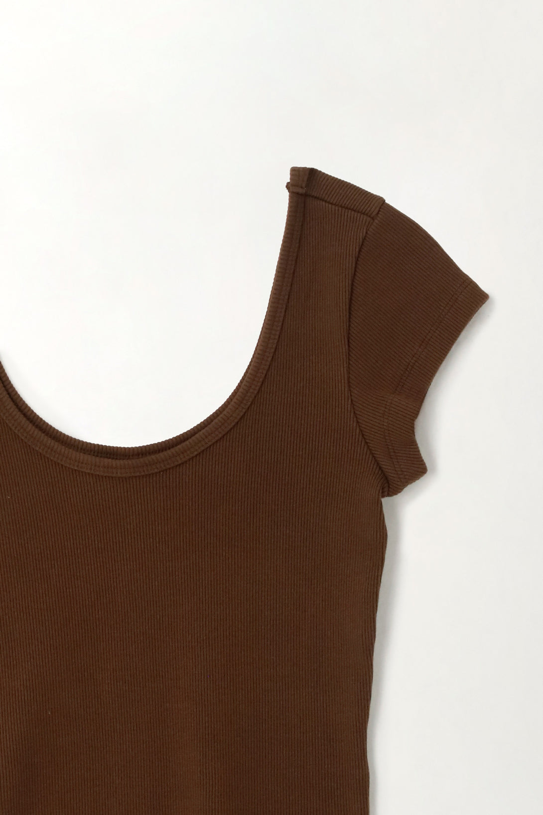 Camiseta en rib ajustada café para mujer