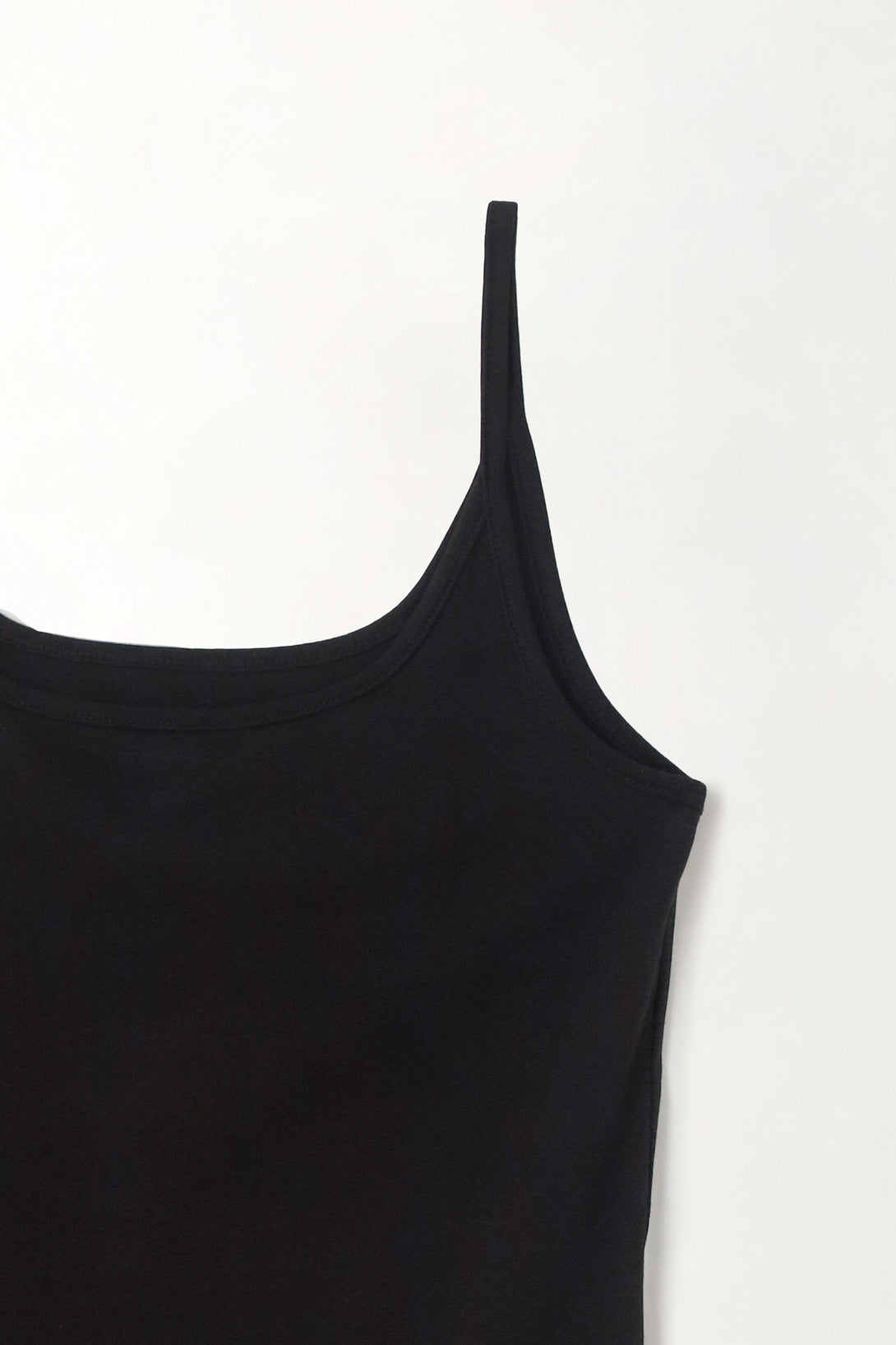 Camiseta tipo esqueleto en tejido liviano negra para mujer