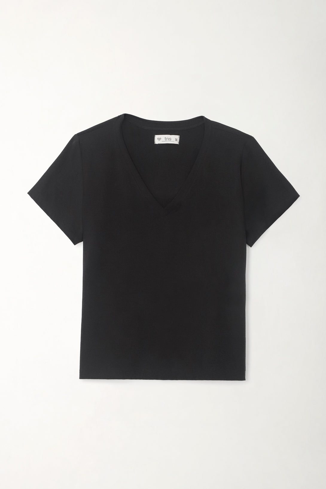 Camiseta básica cuello en V negra para mujer