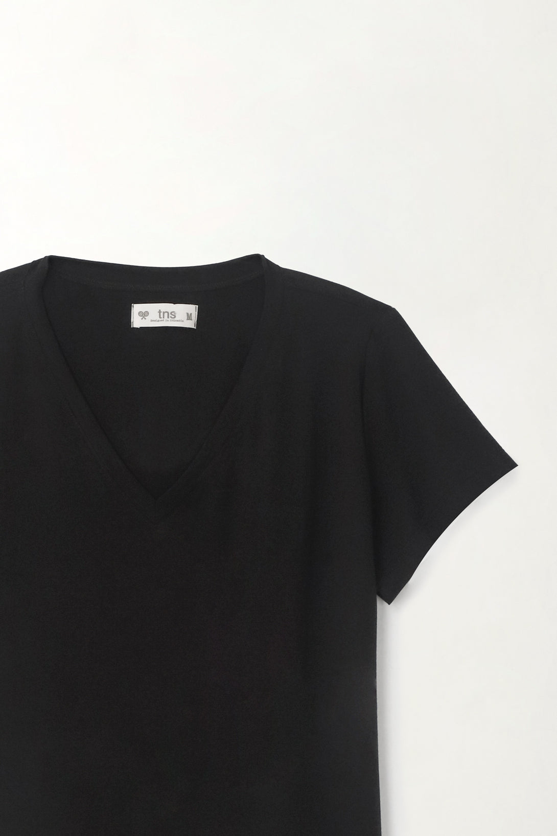 Camiseta básica cuello en V negra para mujer