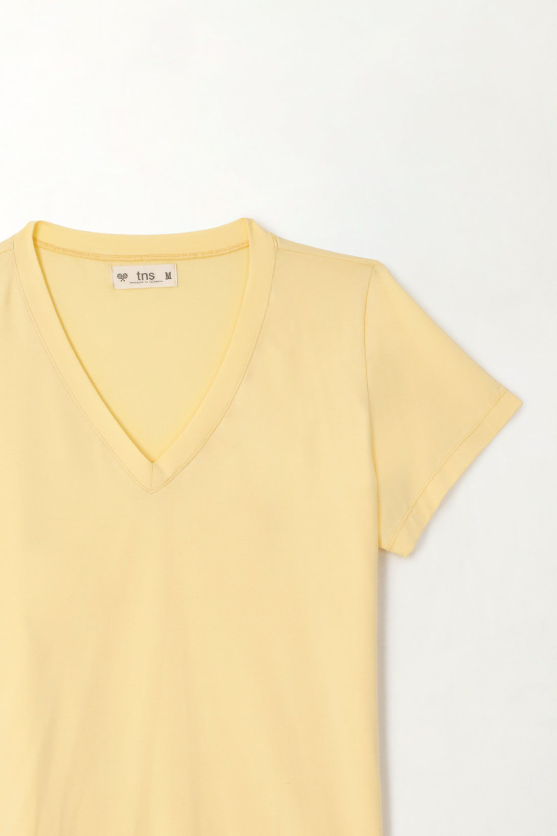 Camiseta básica cuello en V amarilla para mujer