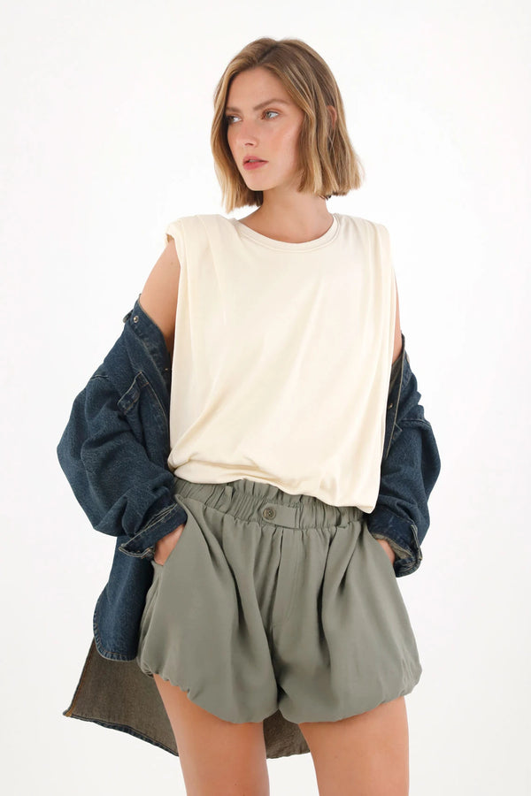 Camiseta con detalle drapeado en hombros crudo para mujer