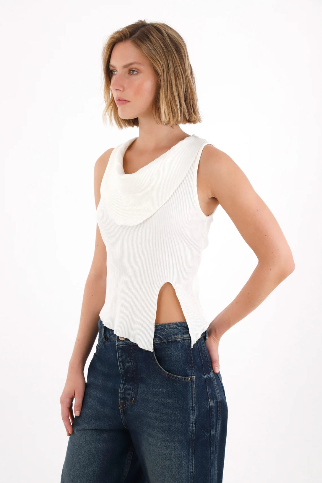 Camiseta de cuello redondo drapeado crudo para mujer