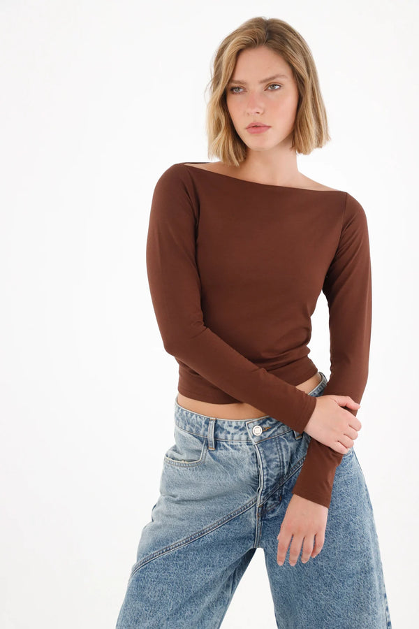 Camiseta cuello bandeja ajustada café para mujer