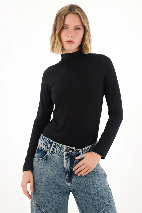 Camiseta manga larga cuello tortuga negra para mujer