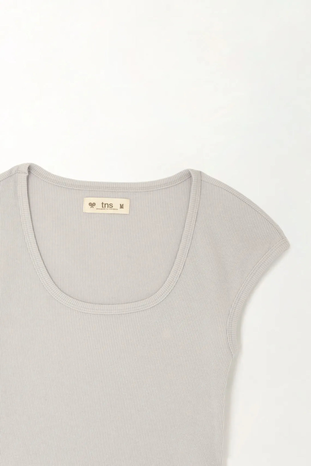 Camiseta con escote profundo en rib gris para mujer