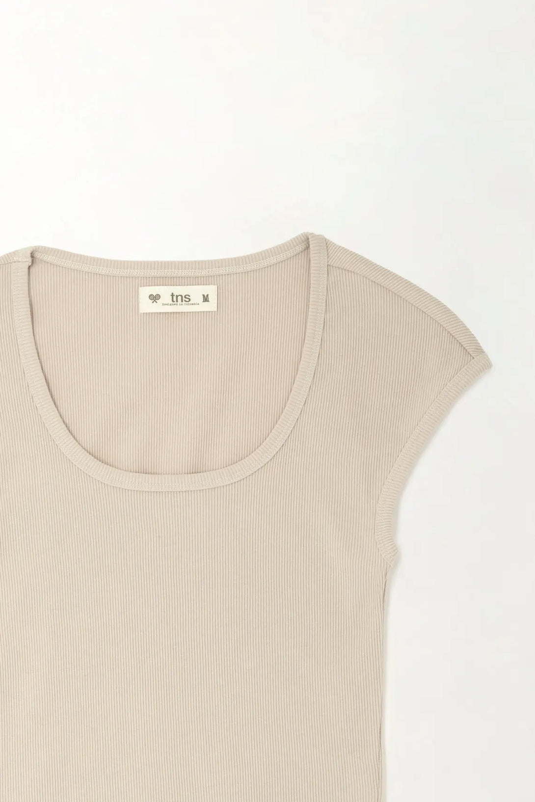 Camiseta con escote profundo en rib arena para mujer