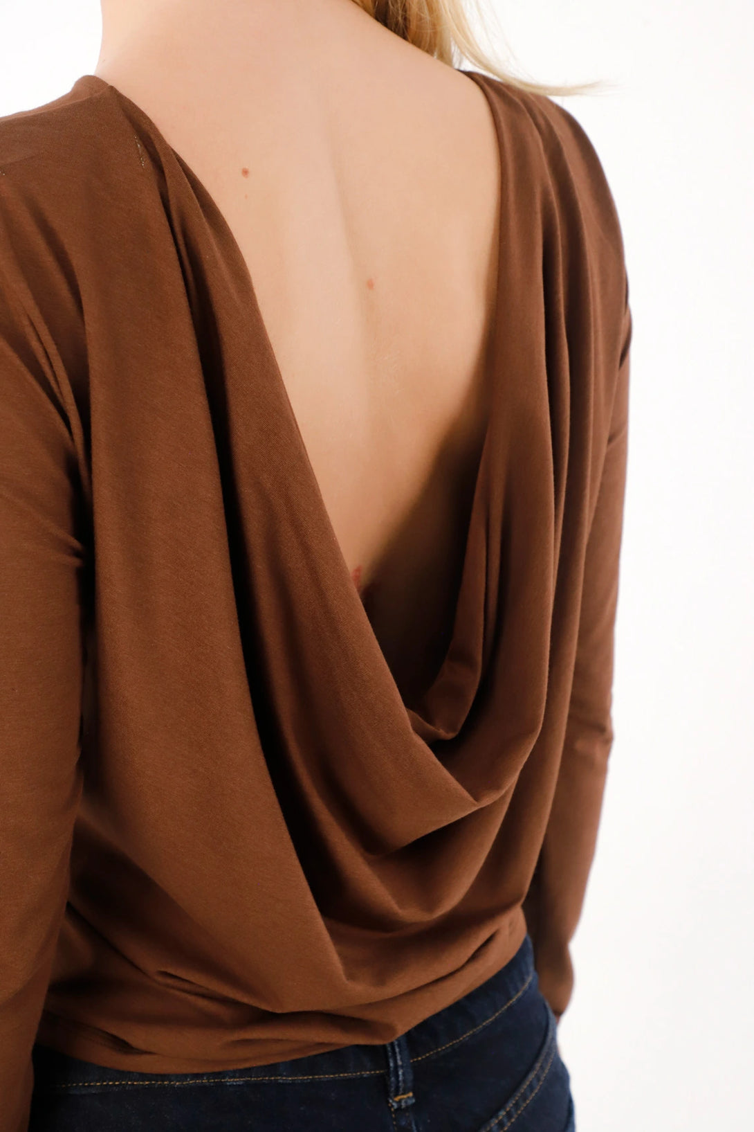 Camiseta con drappeado café para mujer