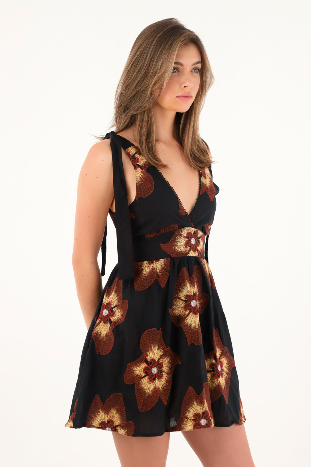 Vestido corto con flores bordadas para mujer
