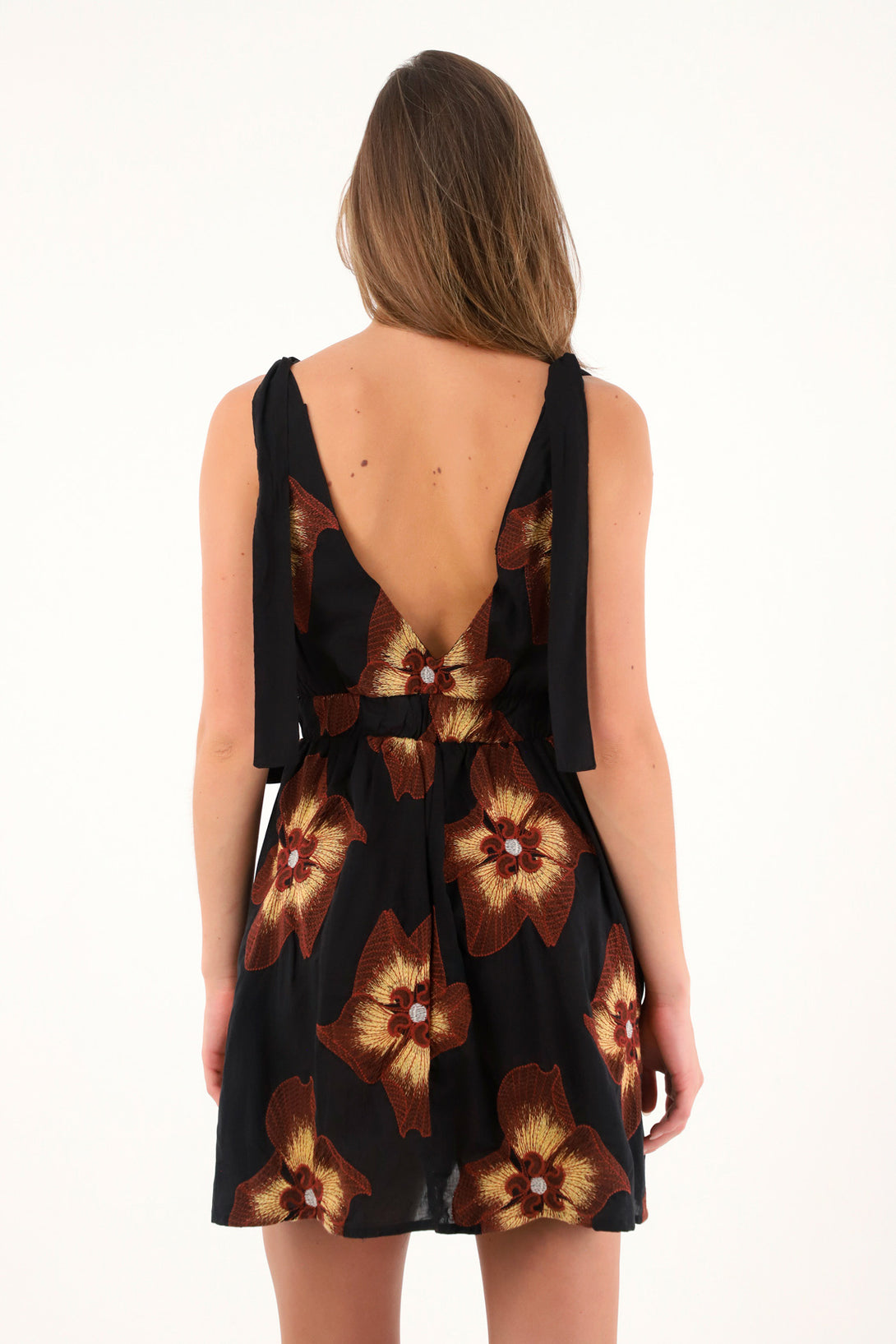Vestido corto con flores bordadas para mujer
