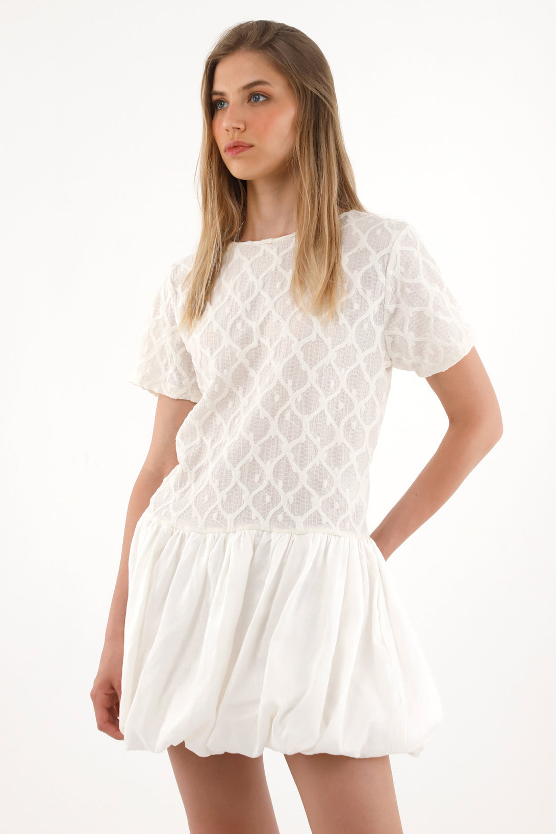 Vestido corto con falda abombachada para mujer