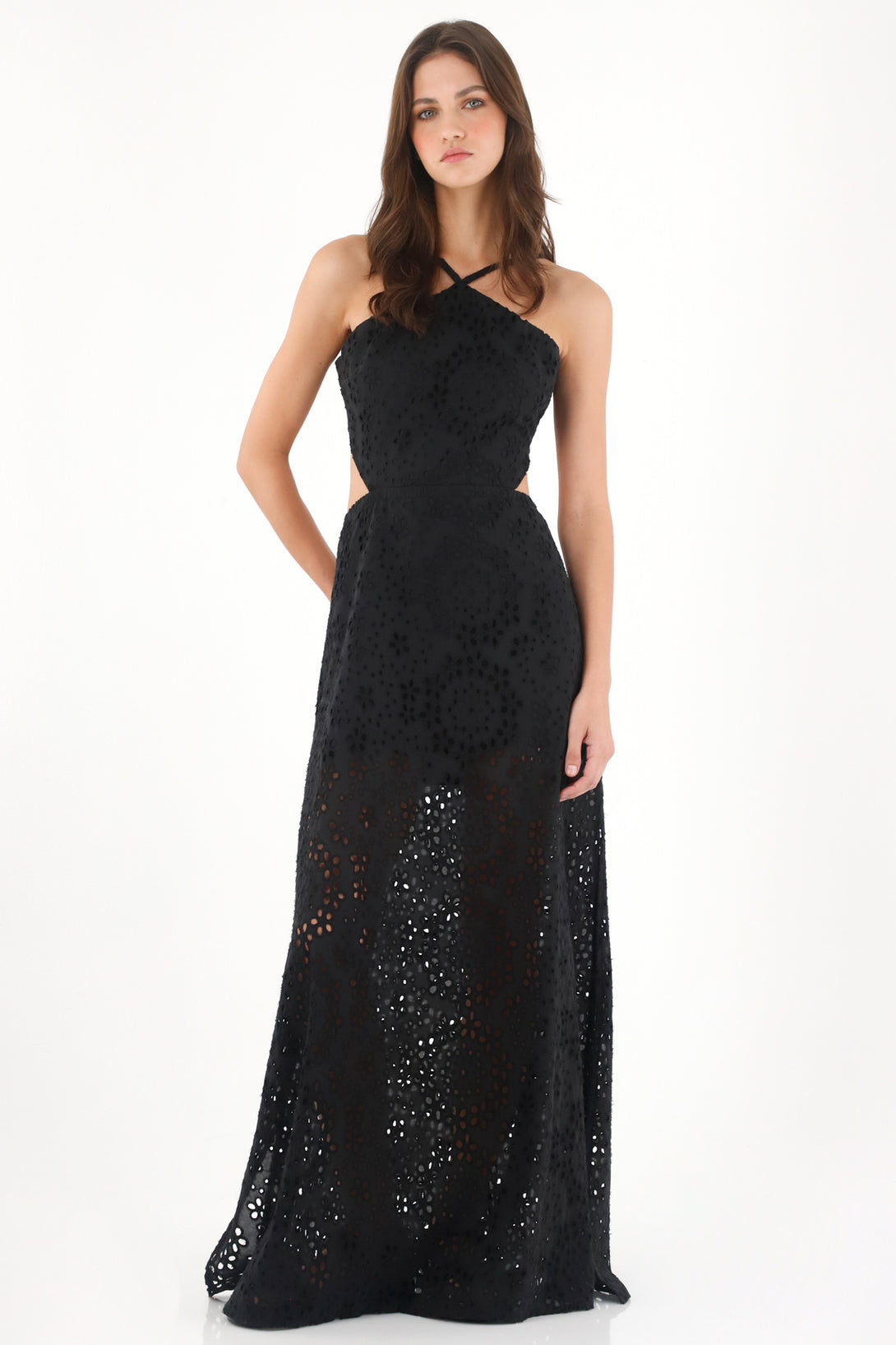 Vestido largo de cuello halter en tela ojalillo negro para mujer