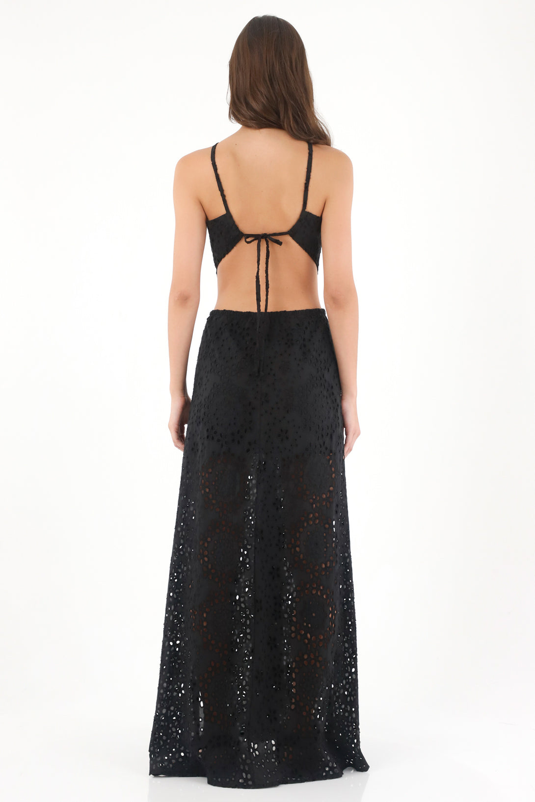 Vestido largo de cuello halter en tela ojalillo negro para mujer