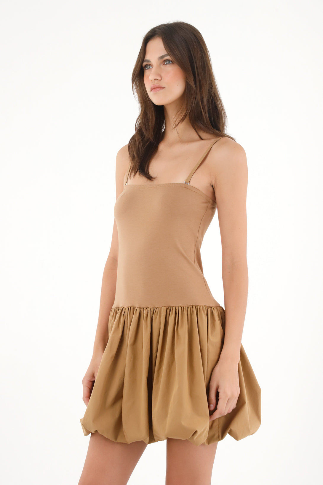 Vestido corto strapless con falda globo café para mujer
