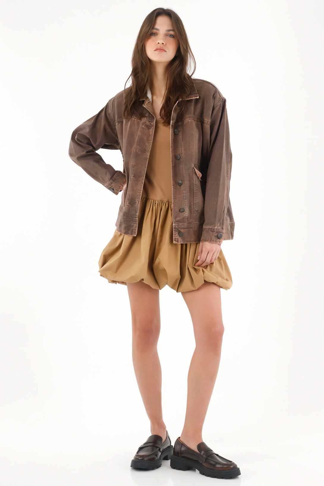 Vestido corto strapless con falda globo café para mujer