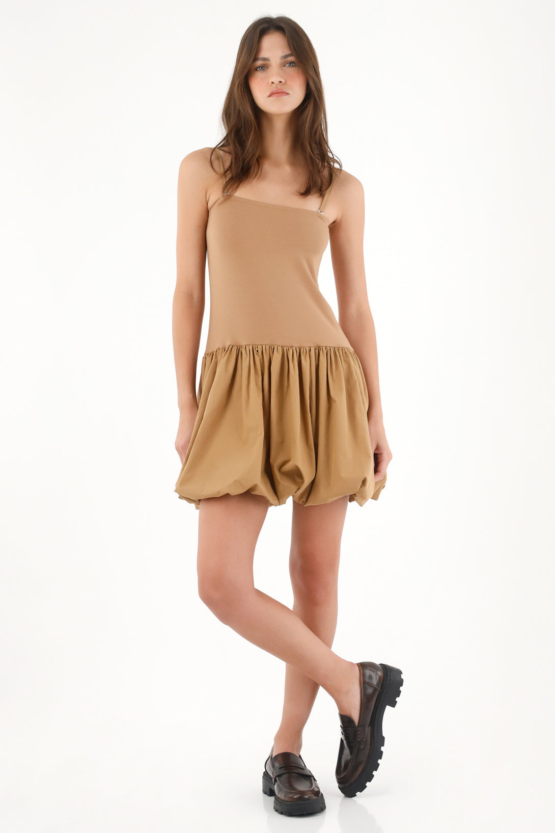Vestido corto strapless con falda globo café para mujer