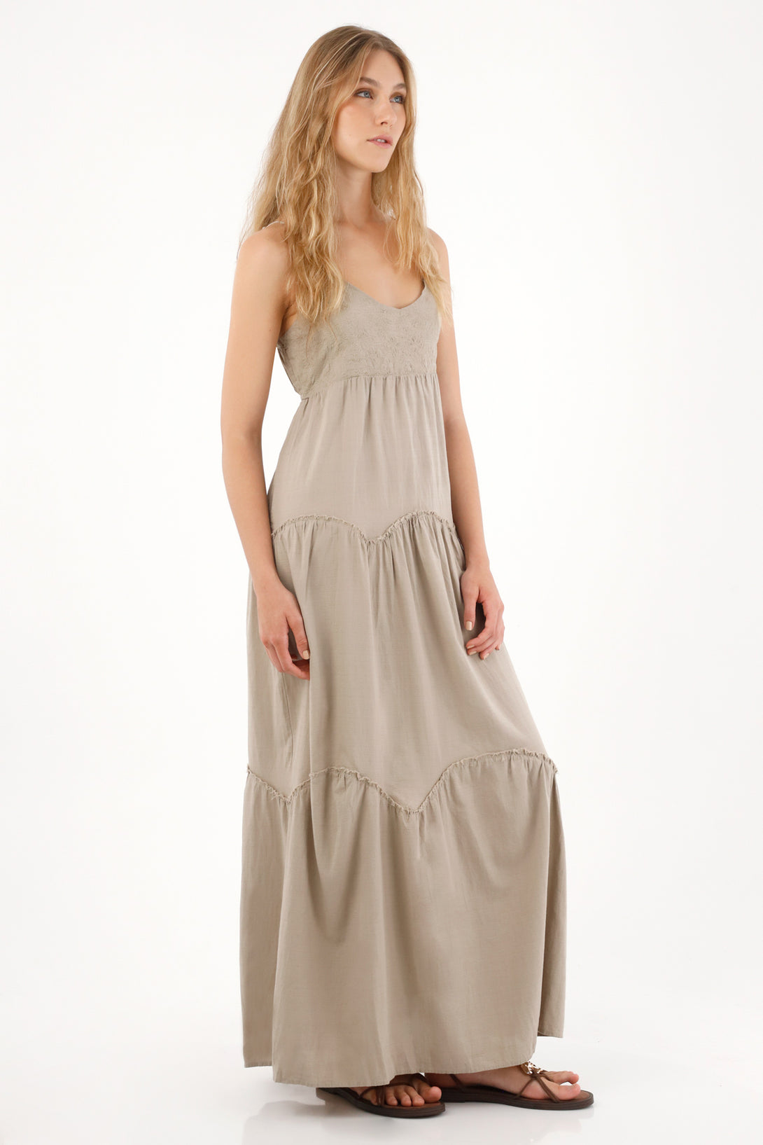 Vestido largo con escote en V café para mujer