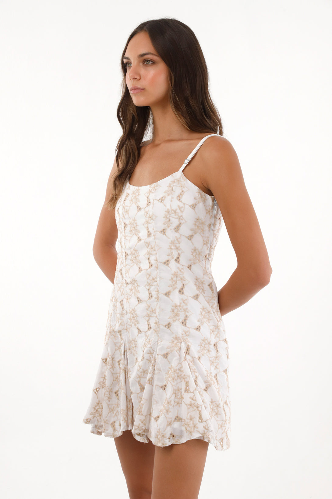 Vestido corto bordado blanco para mujer