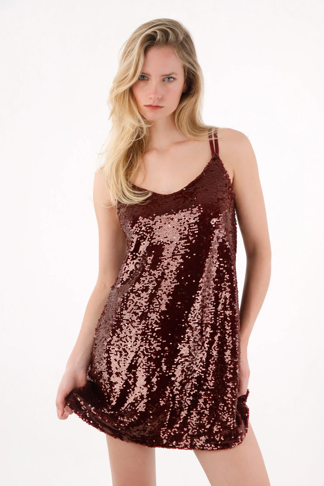 Vestido corto de lentejuelas vinotinto para mujer