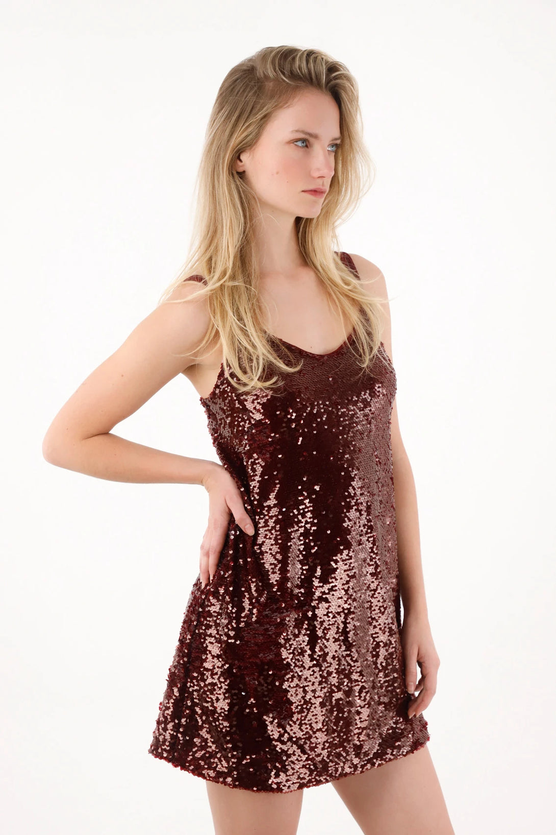 Vestido corto de lentejuelas vinotinto para mujer